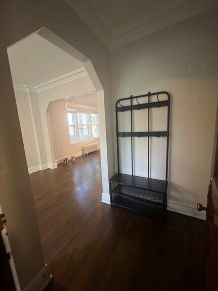 entryway - 4120 N Wolcott Ave