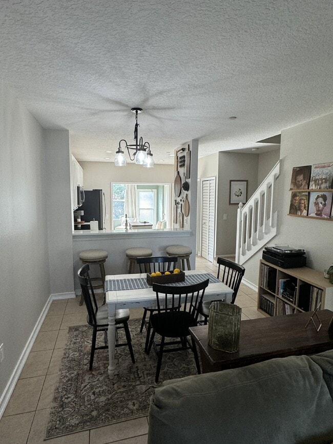 Building Photo - "Charming 2-Bed Home"