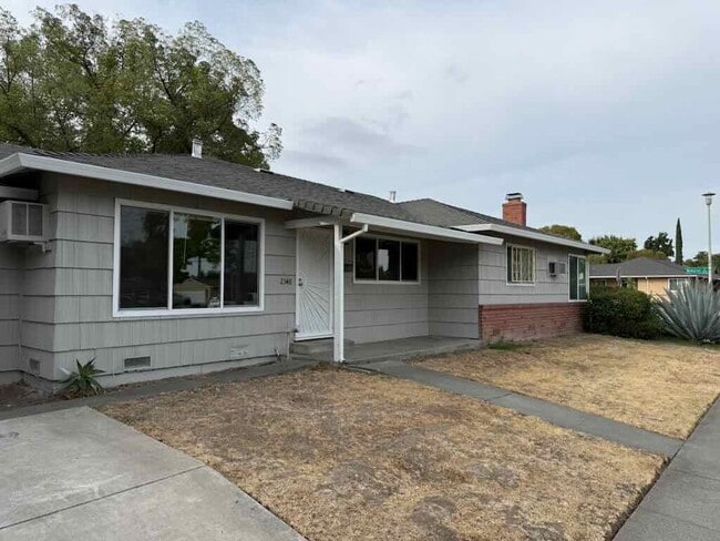 Building Photo - Updated 2 Bed/1 Bath 900 Sq.ft Duplex with...