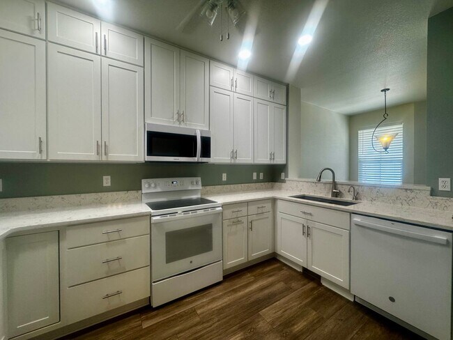 Building Photo - 2 Bed 3 Bath Townhome on Dublin & Powers