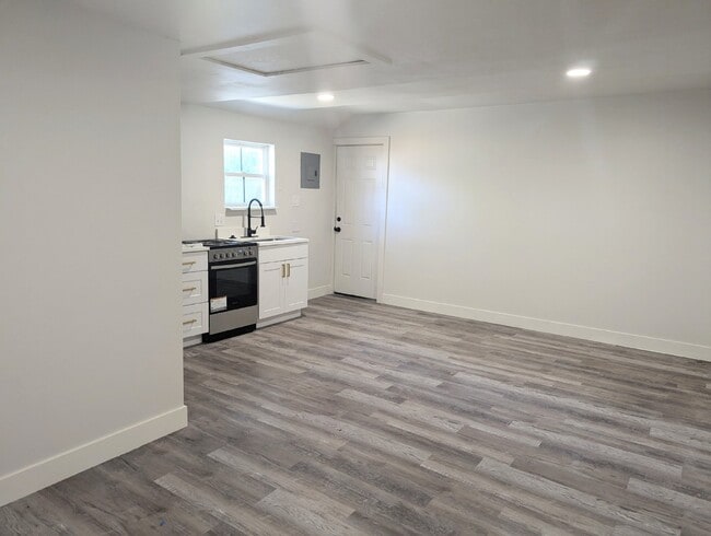 Building Photo - Beautiful Studio Near Downtown Denver – Mo...
