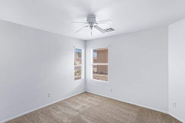 Building Photo - Beautiful Large 3 Bedroom home in Parkwood...