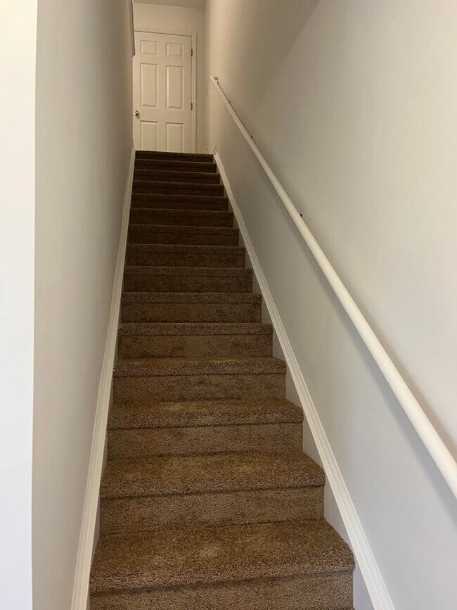 Building Photo - Available now. 3BR/3.5 BA Townhome in Ashl...
