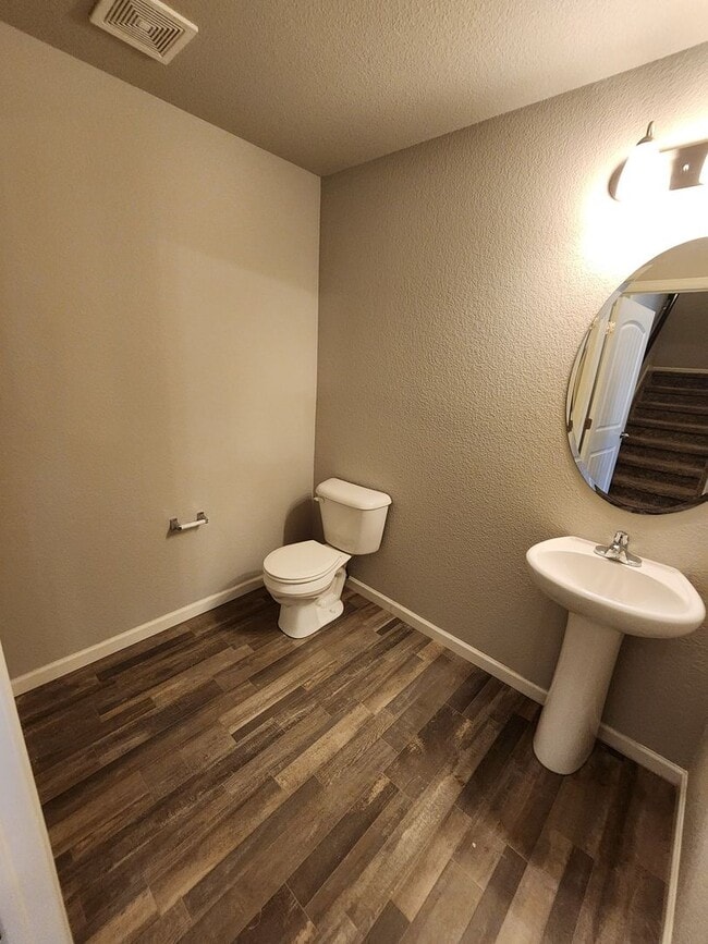 Building Photo - Beautiful Townhome