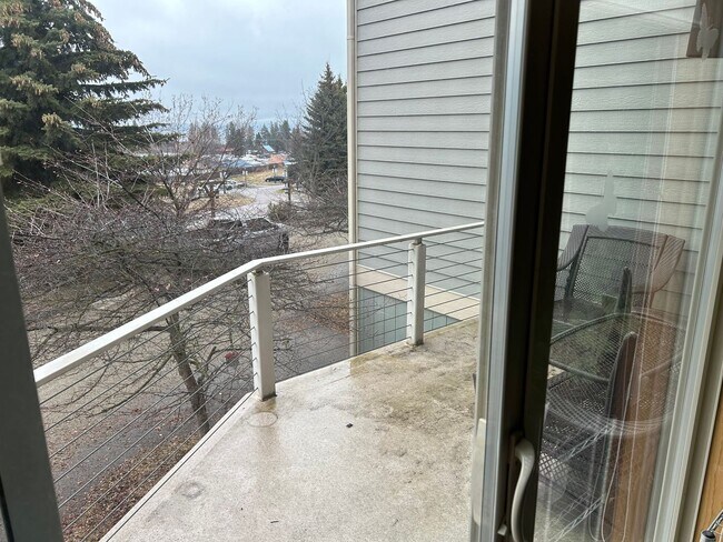 Building Photo - 3 bedroom home with deck views of the lake and mountains in Lakeside!