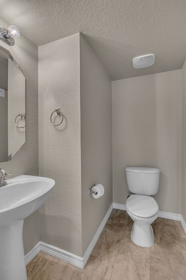 Building Photo - "Luxurious 4-Bedroom, 2.5 Bath Retreat wit...