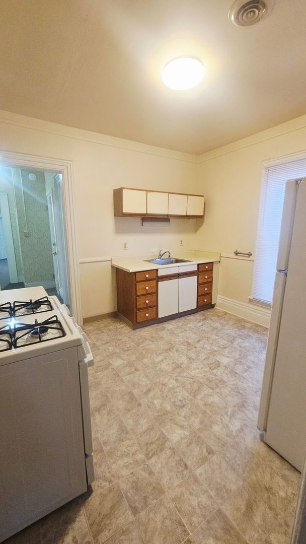 Building Photo - 457 W 5th St