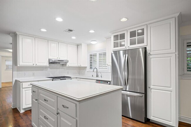 Building Photo - 7103 Mesa Dr