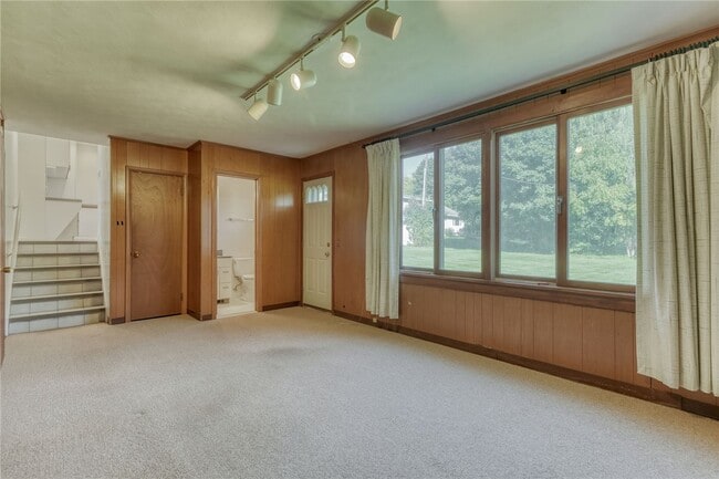 Building Photo - 241 Willowcrest Dr