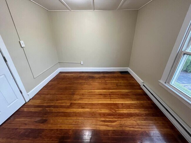 Building Photo - Gorgeous 1-bedroom, Second floor! Apartmen...