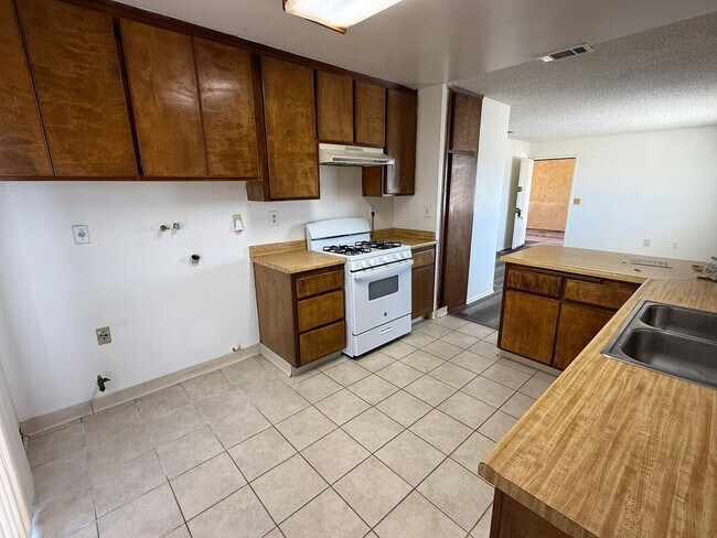 Building Photo - 3711