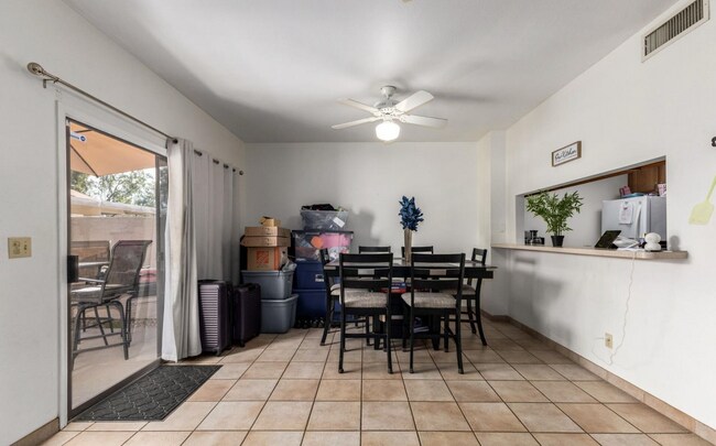 Building Photo - Townes at South Park