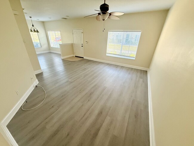 Building Photo - Three Bedroom Townhome in Heritage Harbour