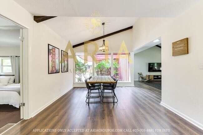Building Photo - Unique 3 bed/2 bath Property with HUGE Bon...