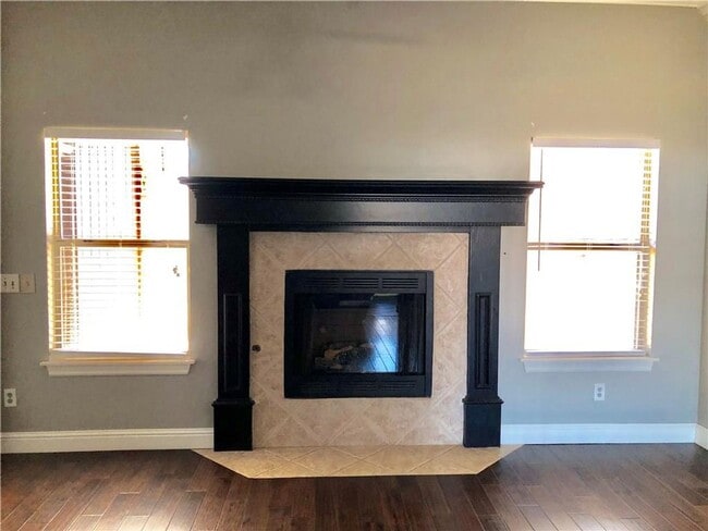 Building Photo - For Lease - Comfortable and Convenient Living