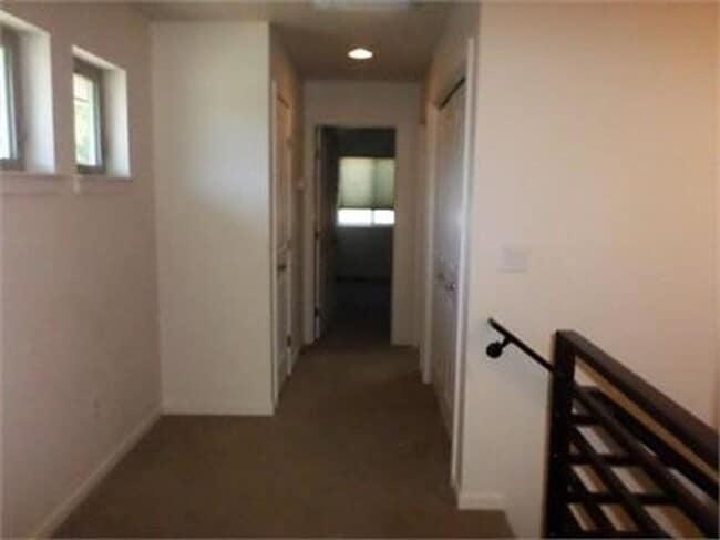 Building Photo - Stunning town home in the Ridgeview Place ...