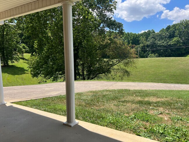 Building Photo - Stunning One Level Home located in central Johnson City!  