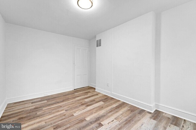 Building Photo - 28 W Airy St
