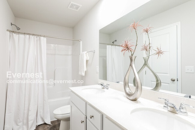Building Photo - Lovely 3 Bed, 2.5 Bath Home with Modern Am...