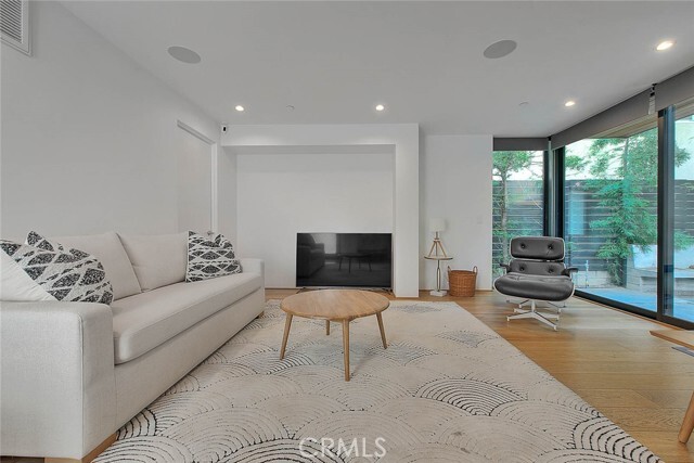 Building Photo - 1825 N Kenmore Ave