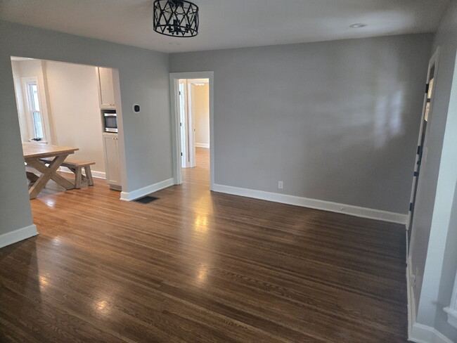 Building Photo - "3-Bed Home on Briarwood Rd: Spacious 1895...
