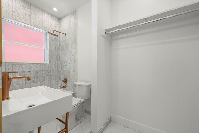 Building Photo - 808 Sul Ross St