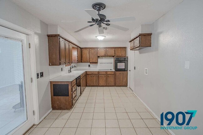 Building Photo - 1618 Village Dr