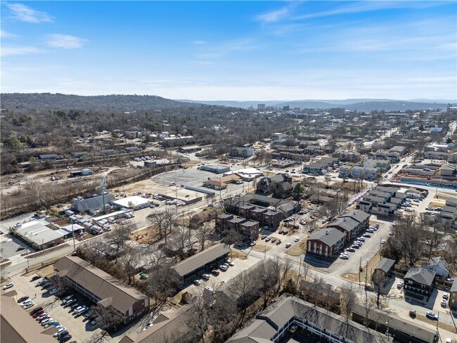 Building Photo - 884 W Holly St