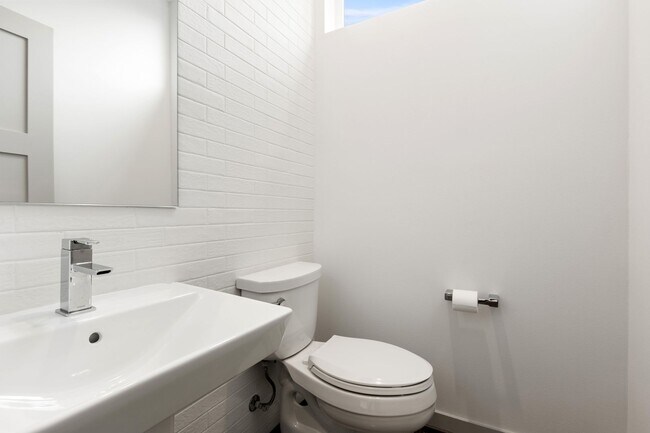 Building Photo - Modern 3-Bedroom Townhome with Rooftop Deck in NE Seattle