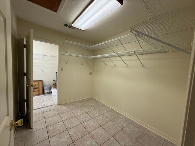 Building Photo - Pensacola - East Hill - 4 bedrooms, 3 bathroom - Mother in Law suite