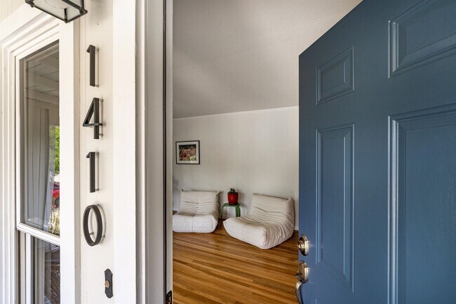 Building Photo - Alta Heights Beautifully Renovated Cottage