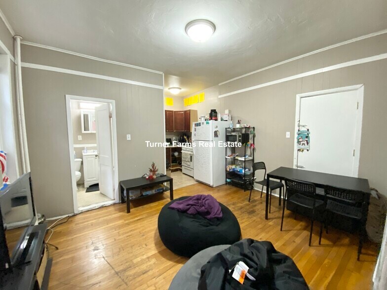 Building Photo - 456 Park Dr