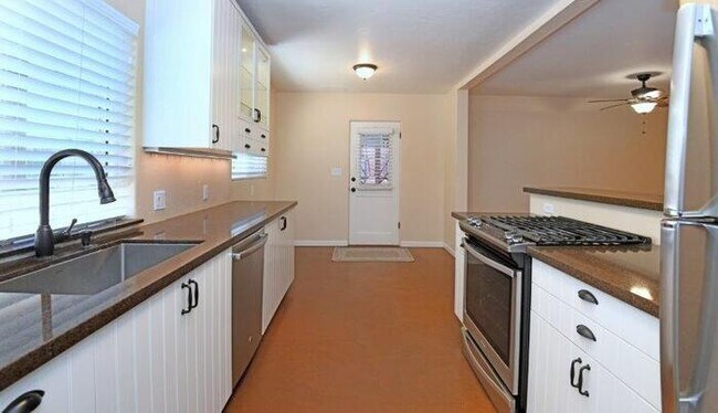 Building Photo - Charming Sam Hughes Brick Home with large ...