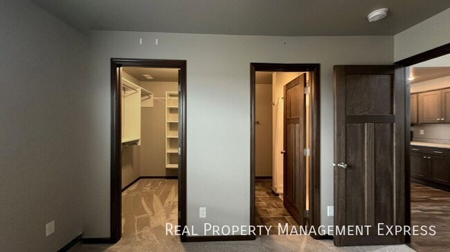 Building Photo - Modern 3 Bed, 2.5 Bath with Loft | Located...