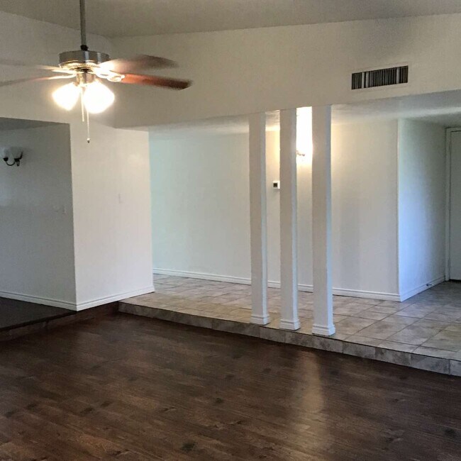 Building Photo - 2622 Meadowview Dr