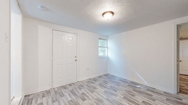 Building Photo - HOUSE FOR RENT