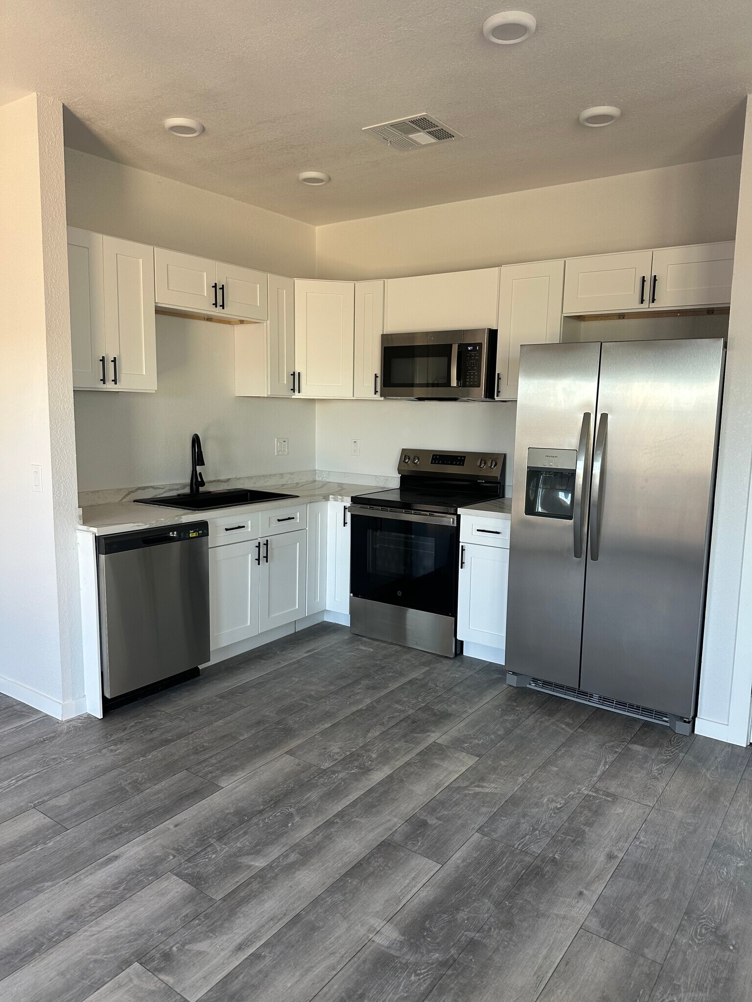 Building Photo - 16049 S Yava Rd