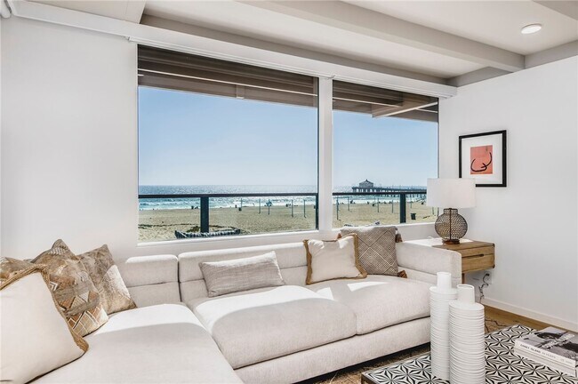 Building Photo - 816 The Strand