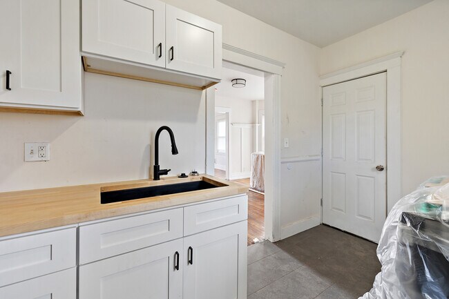 Building Photo - 7719 E Vernor Hwy