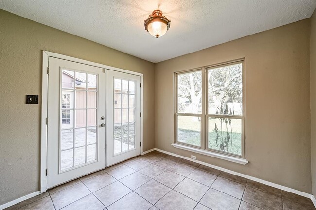 Building Photo - 1309 Oak Hollow Dr