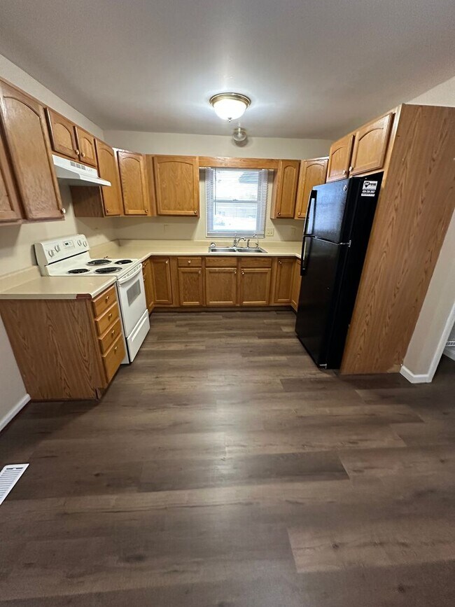 Building Photo - 2 Bedroom, 1 Bathroom House with Carport