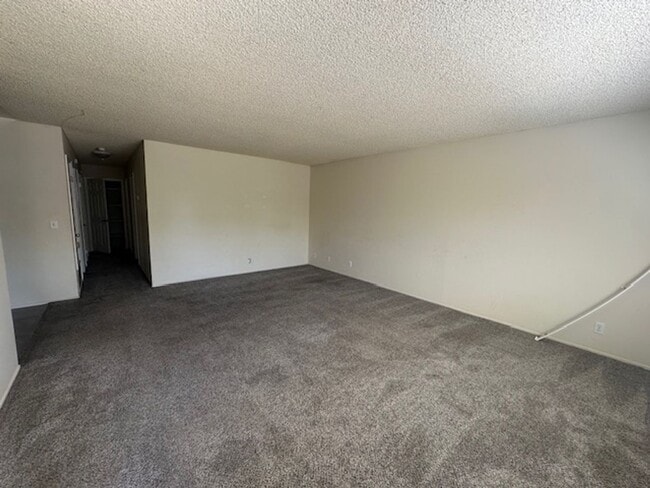 Building Photo - 3 bedroom  2 bath for rent