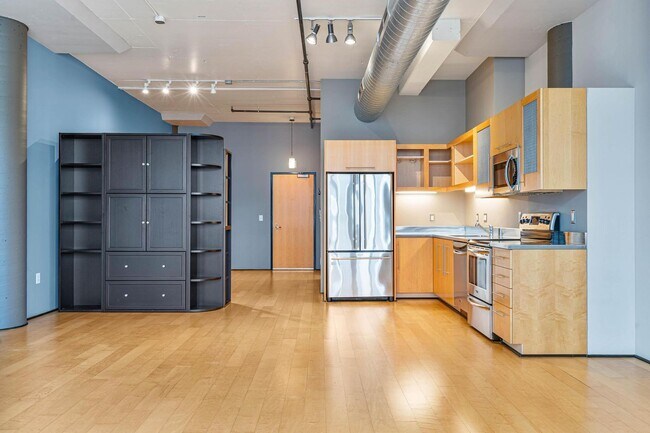 Building Photo - Stylish, south-facing 1-bdrm/1-bath loft in the Pearl—Deeded parking & storage