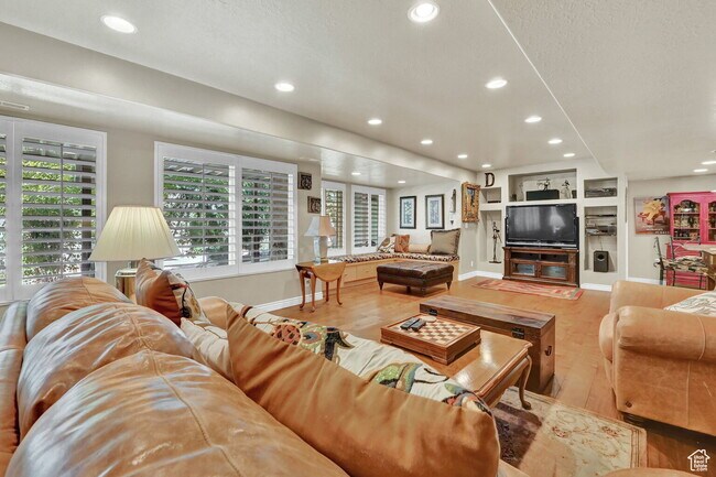 Building Photo - "Charming 3-Bed Oasis with Granite Touch & Hardwood Elegance in Ogden – 2480 Sq. Ft. of Comfort!"