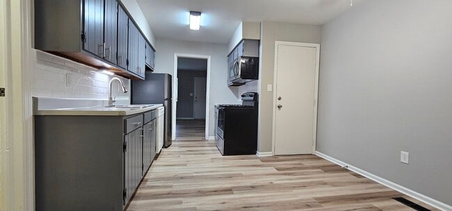 Building Photo - 3030-3032 Creekview Circle