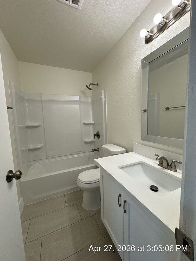 Building Photo - 2 Bedroom 1 Bath unit rent ready!