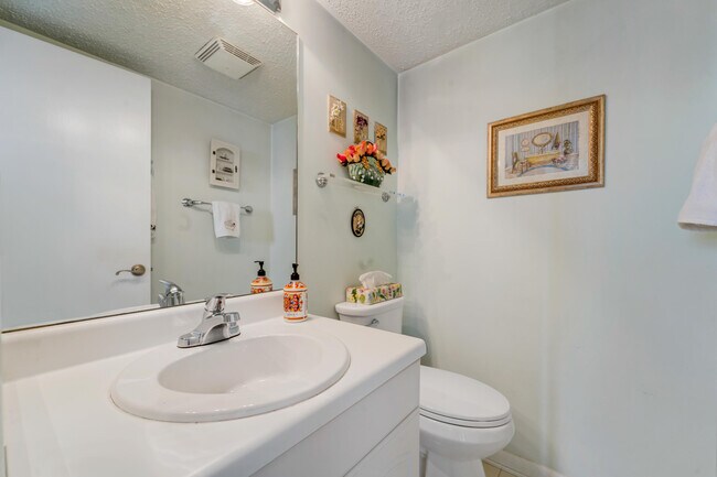 Building Photo - 18081 SE Country Club Dr