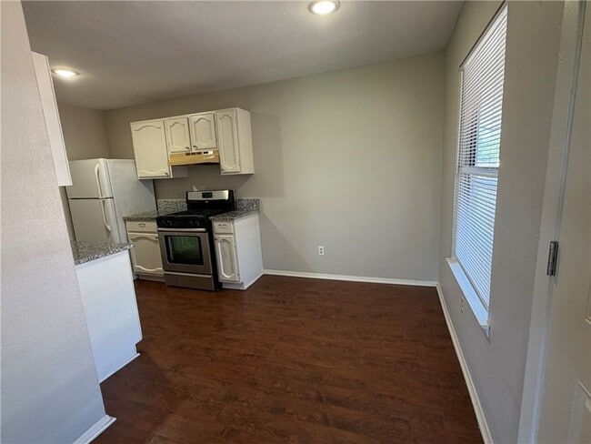 Building Photo - 802 Navidad St