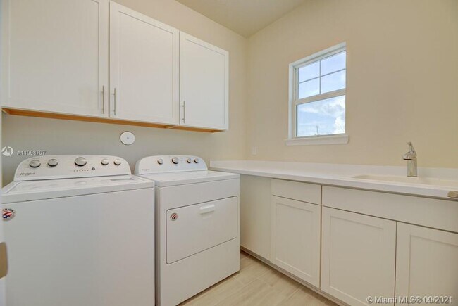 Building Photo - 1585 Evergreen Terrace