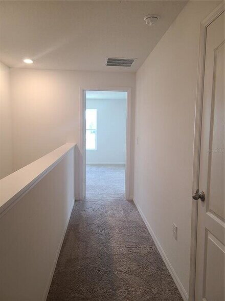 Building Photo - Beautiful 2-Bedroom Townhouse in Tampa | Brand New Paint & Vinyl Floors!